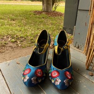 Miss L-Fire “Suzie” embroidered pump